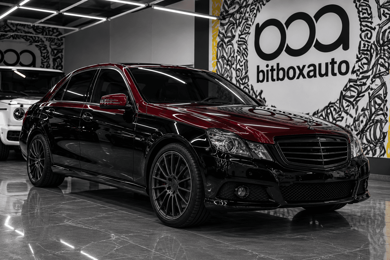 Глянцевый Mercedes в студии BitBoxAuto