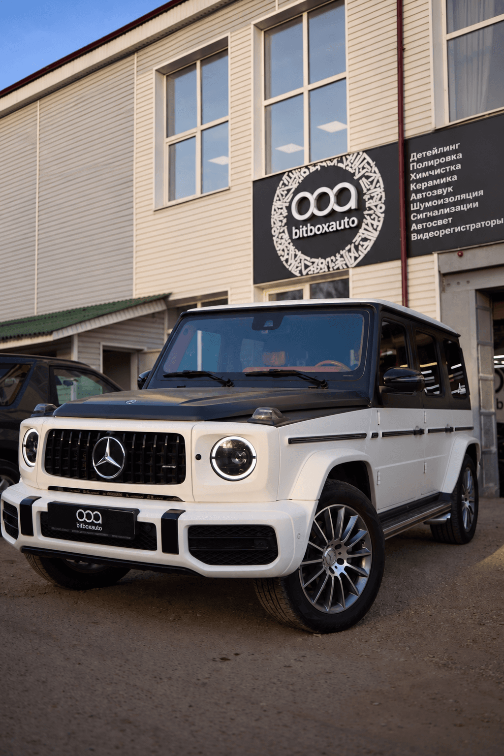 Белый Mercedes G-Class у студии BitBoxAuto